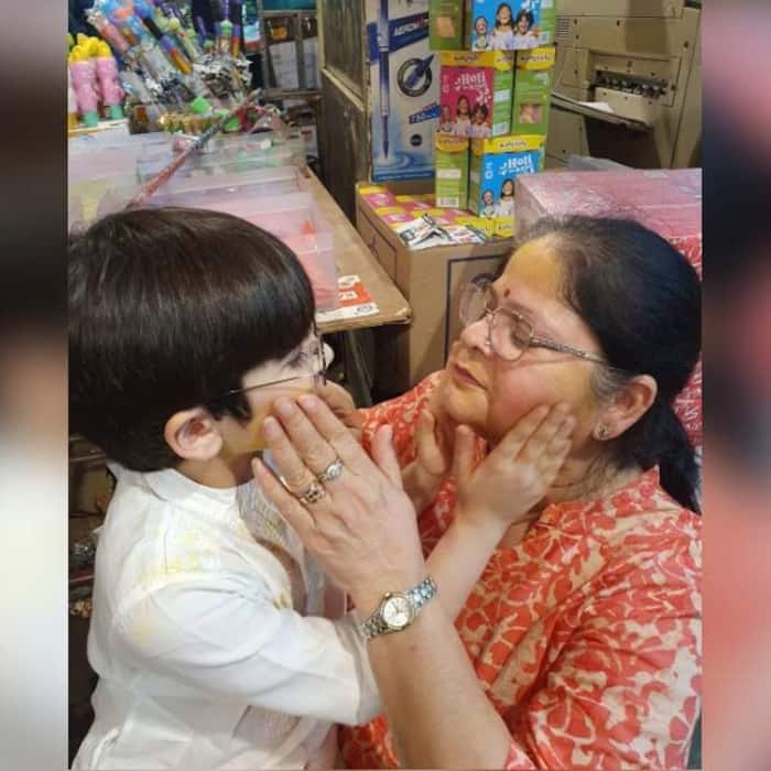 दादी मां के गालों पर लगाया गुलाल