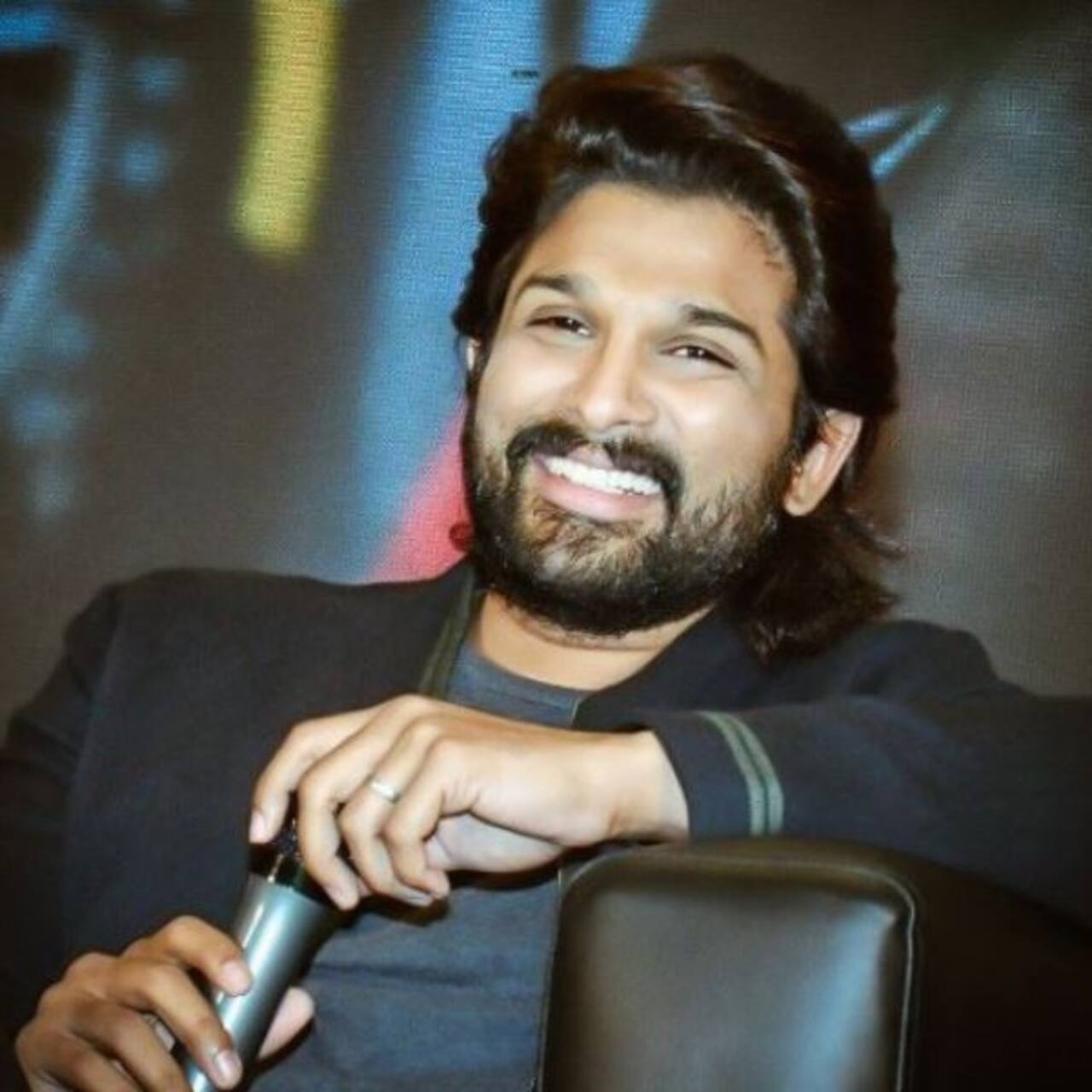 David Warner Makes A Tik Tok Video On Allu Arjun s Ala Vaikunthapurramuloo Song Butta Bomma And 