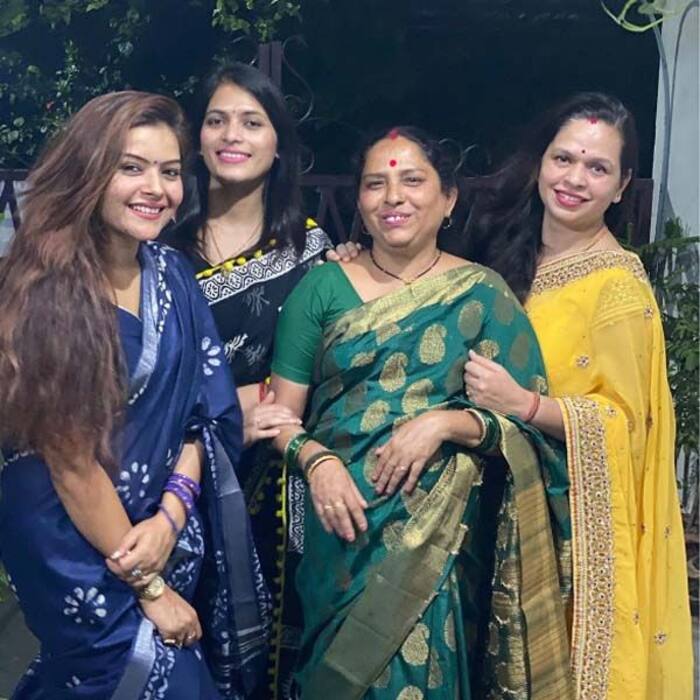 घर की महिलाओं ने दिए एक से बढ़कर एक पोज