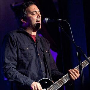 COVID-19: कोरोना वायरस ने ली हॉलीवुड सिंगर Adam Schlesinger की जान, एंटरटेनमेंट इंडस्ट्री में शोक की लहर