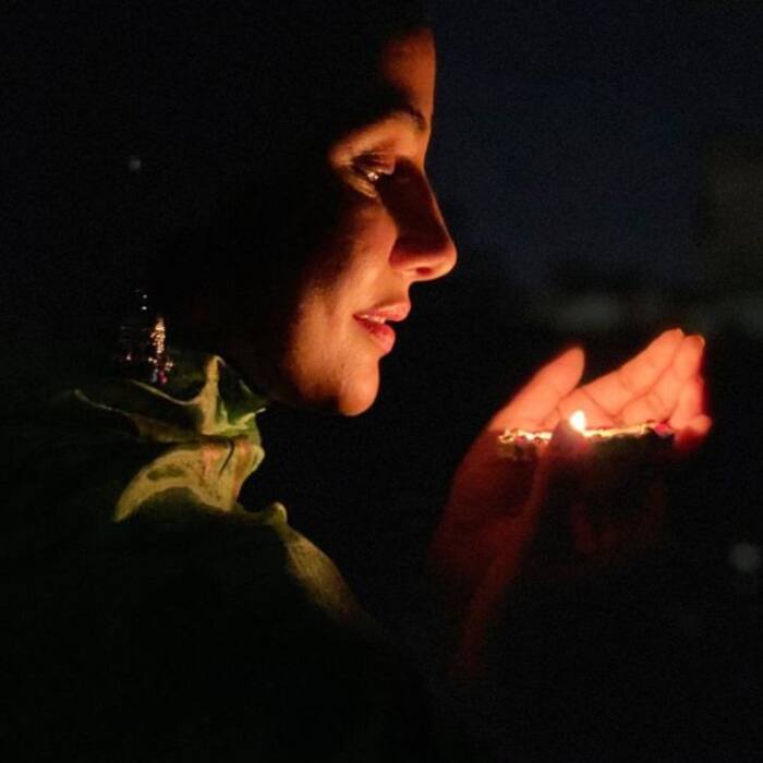 कोरोना के खिलाफ खड़ी हुई हिना खान