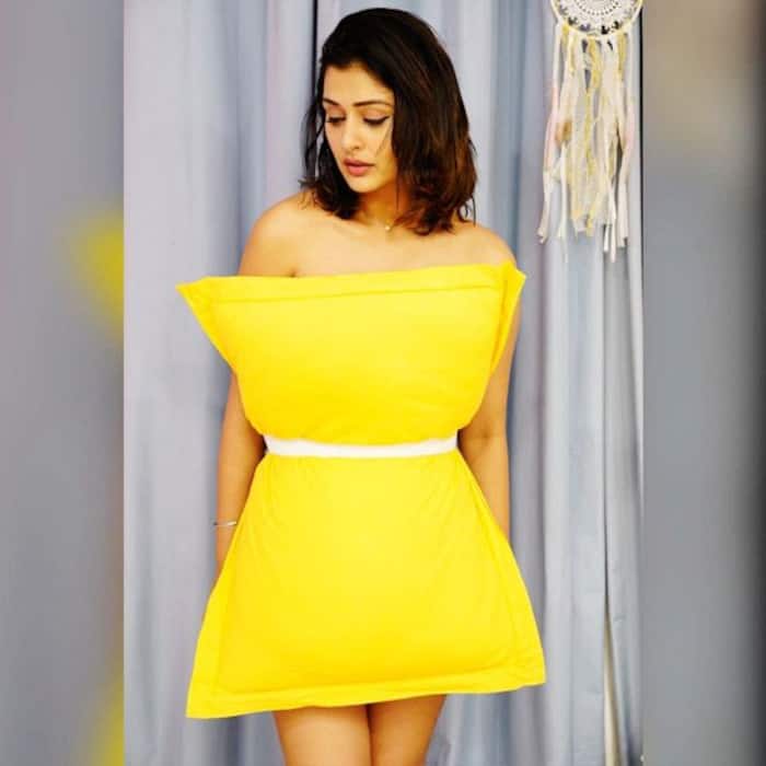 तकिये से बनाई ड्रेस