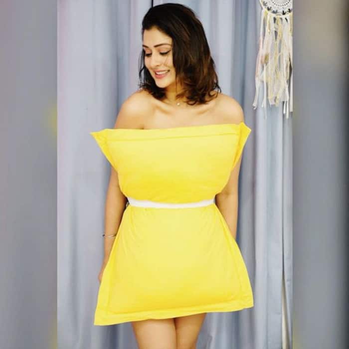 हॉट लुक आ रहा है फैंस को पसंद