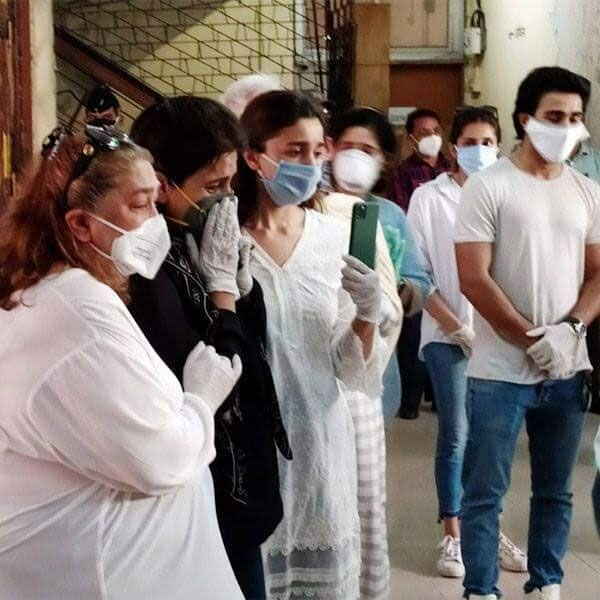 Rishi Kapoor Last Rites: Alia Bhatt, Ranbir Kapoor, Rima Jain Break ...