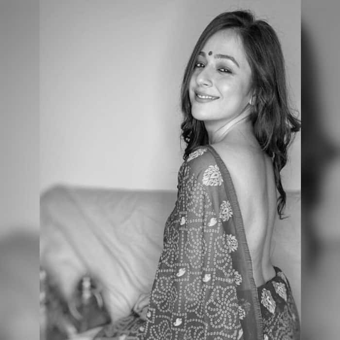 बैकलेस ब्लाउज में कहर ढा रही हैं प्रियल गौर