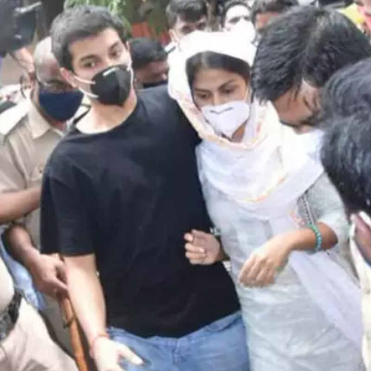 रिया चक्रवर्ती और उनके भाई की जमानत याचिका पर खत्म हुई सुनवाई, ड्रग्स मामले में मुंबई हाई कोर्ट ने सुरक्षित किया फैसला