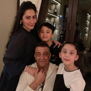 दुबई पहुंचते ही संजय दत्त ने पत्नी मान्यता और बच्चों के साथ क्लिक कराई फोटो, चेहरे पर दिखी अलग सी खुशी