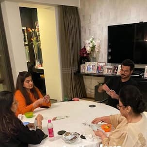 गजब: फैमिली और पत्नी सुनीता के साथ ताश खेलते हैं अनिल कपूर, ताश पकड़ने में आज भी हो जाते हैं कन्फ्यूज