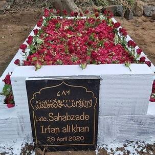 बेटे बाबिल ने शेयर की पिता इरफान की कब्र की नई तस्वीर, गुलाबों से सजा देख फैंस को मिला सुकून