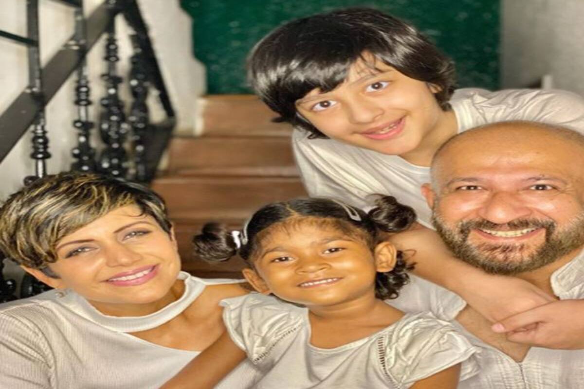 mandira bedi and raj kaushal adopts a 4 year old baby girl name tara bedi  kaushal and share good news with her fans on instagram : मंदिरा बेदी ने गोद  ली 4