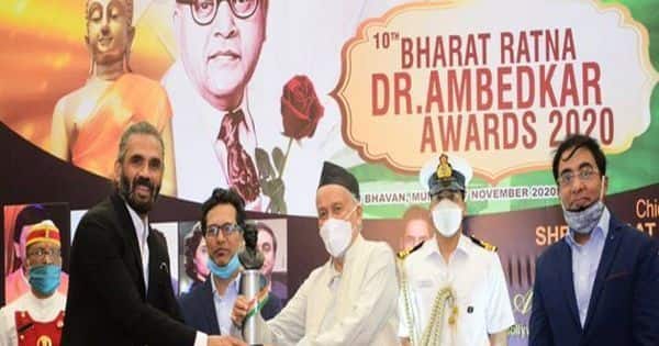 suniel shetty richa chaddha and sonu nigam received 10th Bharat Ratna Dr Ambedkar award by bhagat singh koshyari : कोरोना लॉकडाउन में अच्छा काम करने के लिए सुनील शेट्टी सहित सोनू निगम