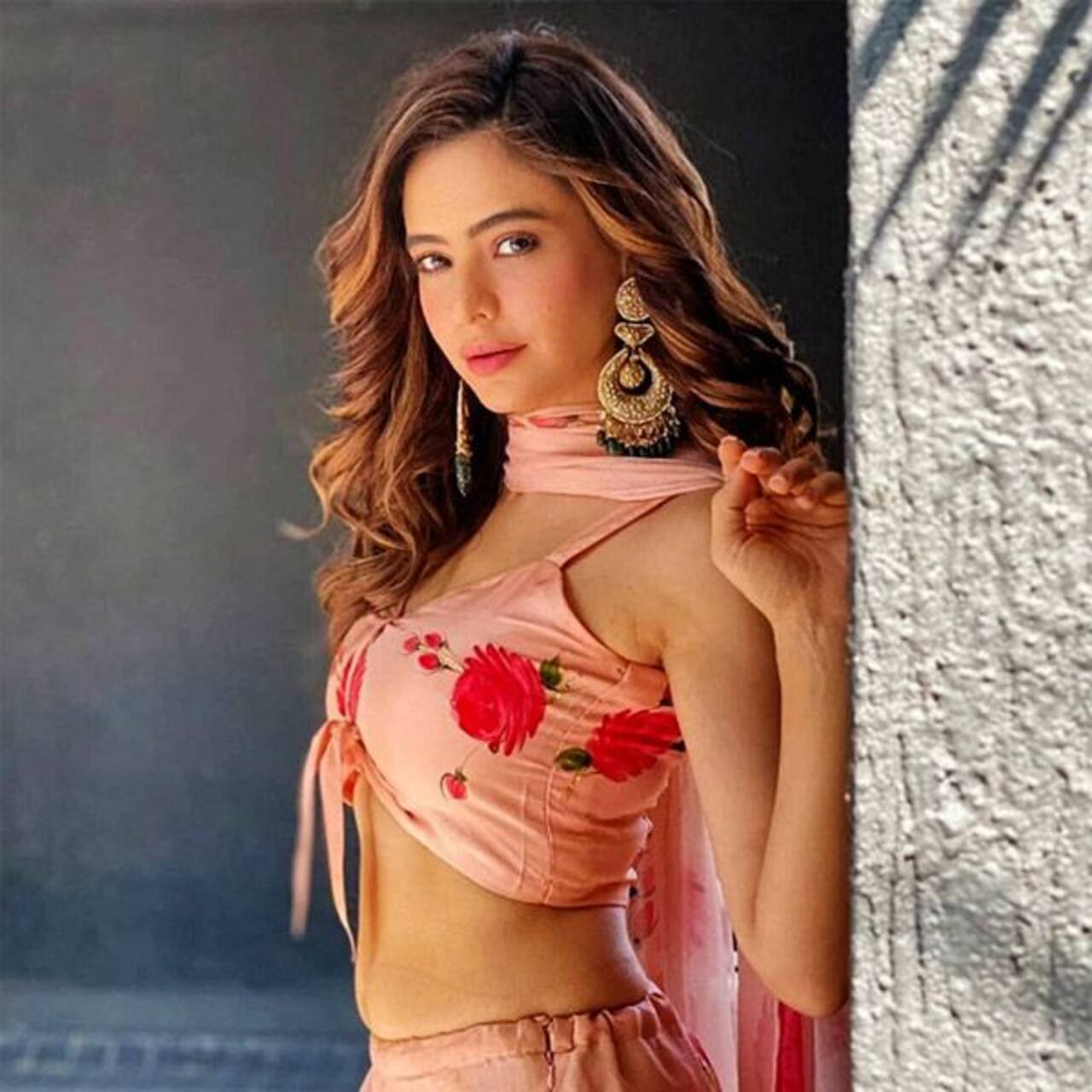 kasautii-zindagii-kay-2-actress-aamna-sharif-s-floral-lehenga-choli-is