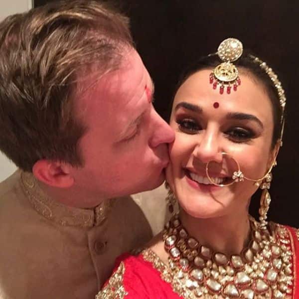 preity Zinta flied from dubai to Los Angeles for celebrate karwa chauth  2020 with husband gene goodenough shared a photo on instagram : पति के साथ  करवा चौथ मनाने दुबई से अमेरिका