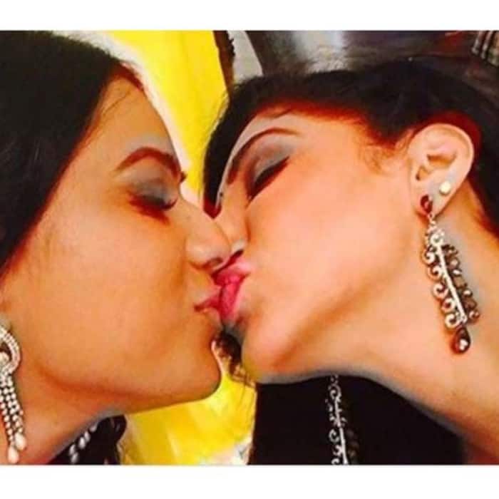 रेयना मल्होत्रा को किस करती दिखी थीं निया शर्मा