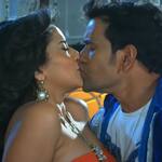 मोनालिसा और दिनेश लाल यादव के 'हिली पलंग के पिलाई' गाने ने इंटरनेट पर उड़ाया गर्दा, देखें वीडियो