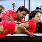 पवन सिंह और मोनालिसा ने 'पाला सटाके' गाने में लगाया रोमांस का तड़का, देखें ये मजेदार वीडियो