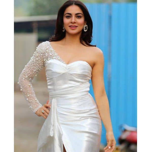 shraddha arya black gown