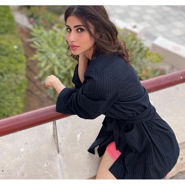 सोशल मीडिया पर छाई मौनी रॉय (Mouni Roy) की तस्वीरें