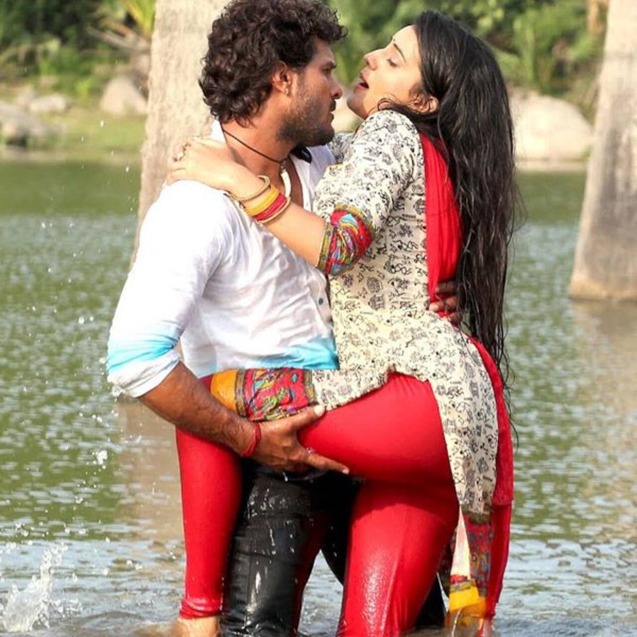 पानी के बीचों बीच दिए हॉट पोज