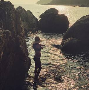 Lisa Haydon shows off her baby bump in a bikini in Hong Kong