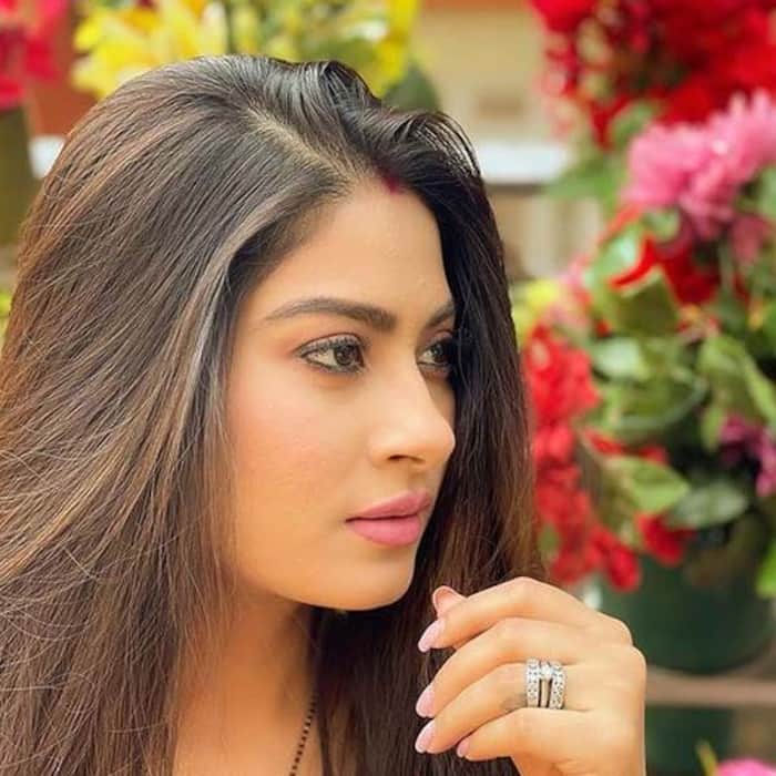 The actress flaunted her ring