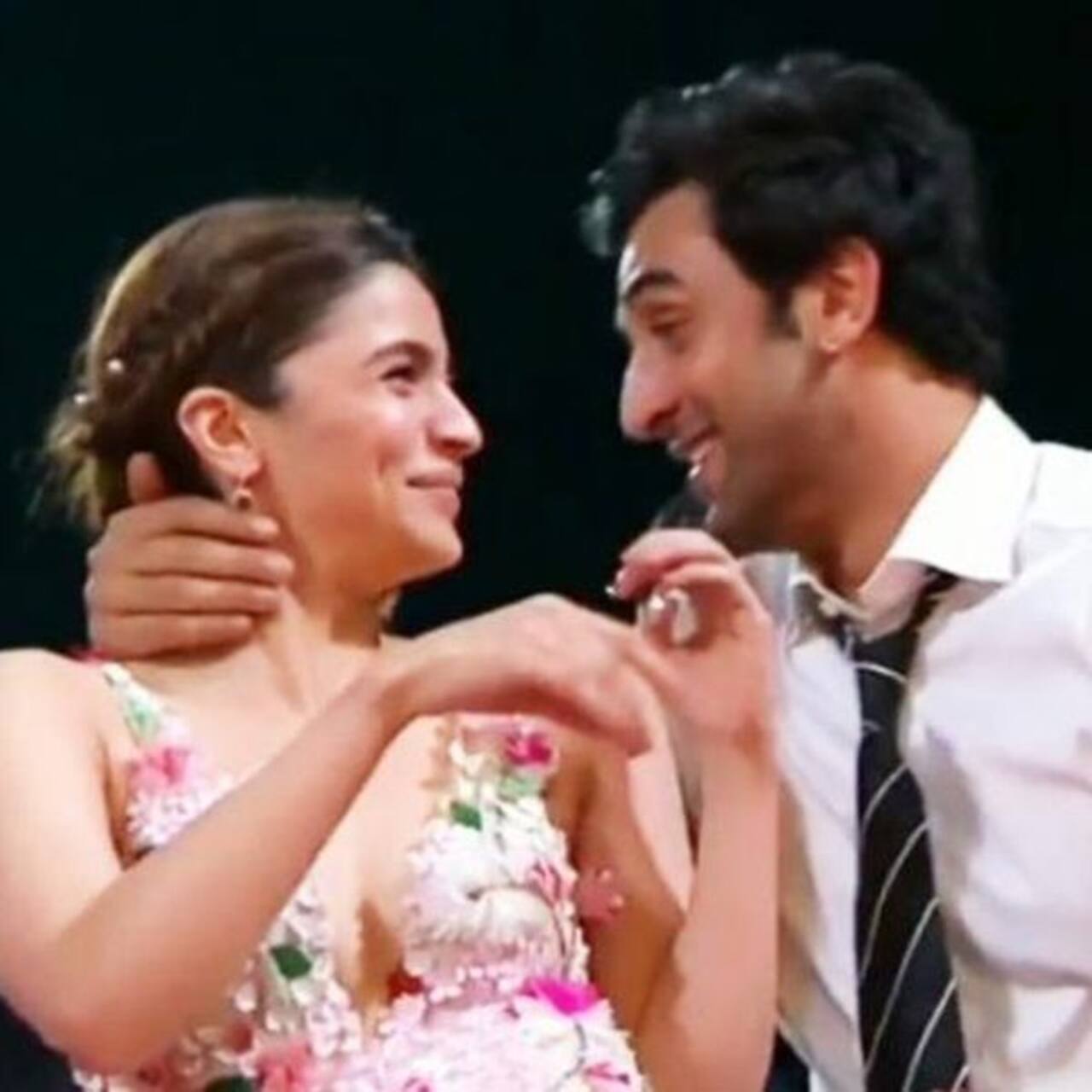 5 romantic moments of Alia Bhatt and Ranbir Kapoor that you will never ...