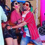 Akanksha Dubey को बाहों में लिए हुए नजर आए Dinesh Lal Yadav, अपकमिंग होली सॉन्ग की फोटो हुई वायरल