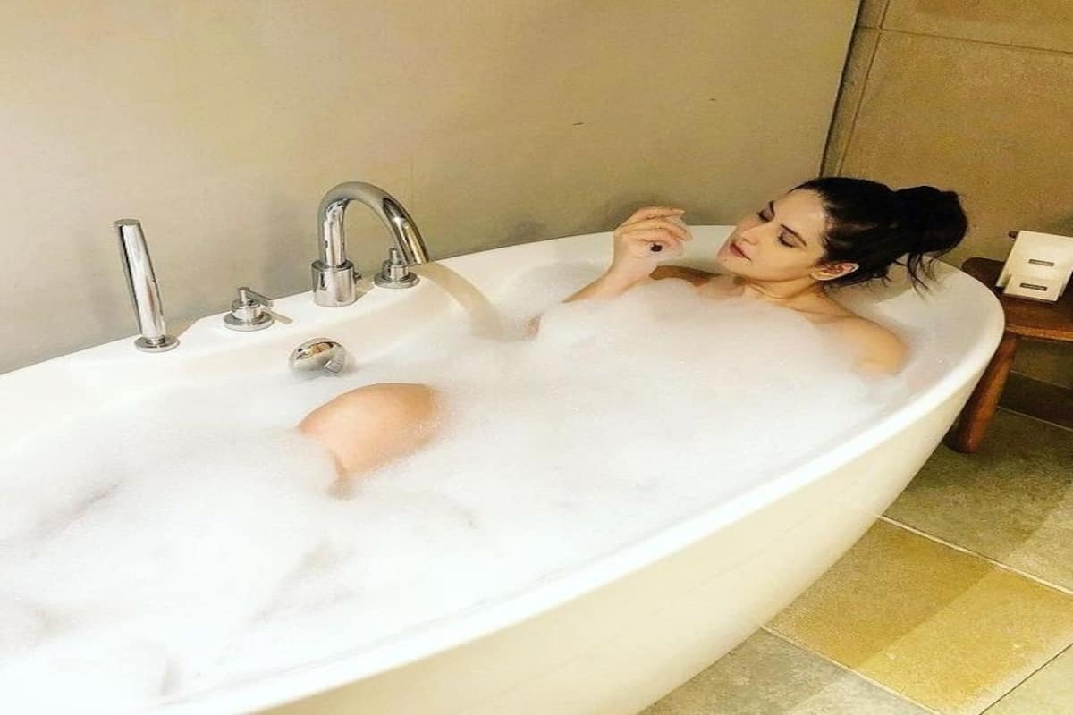 Zareen Khan poses nude in the bathtub - जरीन खान ने बाथटब में नहाते हुए  कराया फोटोशूट