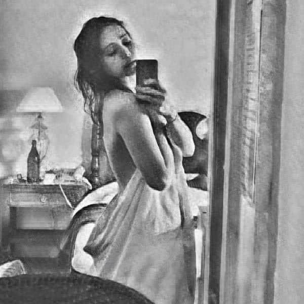 Asha posed topless