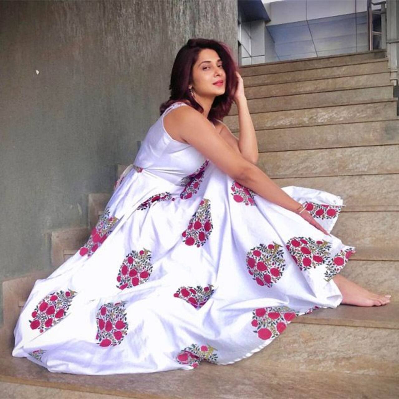 Ladies, let Jennifer Winget, Hina Khan, Rashami Desai and 7 other television beauties tell you how to style whites Ladies, let Jennifer Winget, Hina Khan, Rashami Desai and 7 other television beauties tell you how to style whites