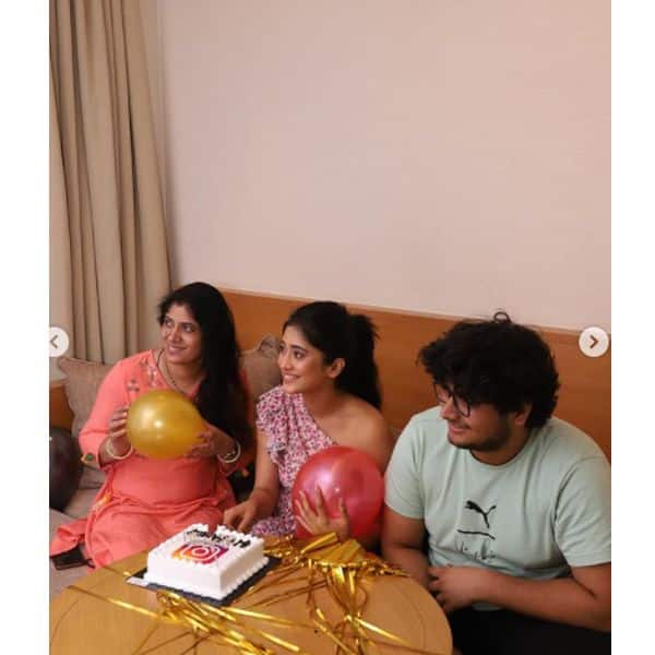 फैमिली संग शिवांगी जोशी ने काटा केक