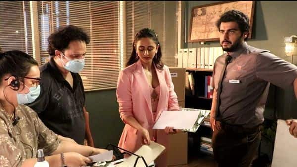 Directors' explaining the scene