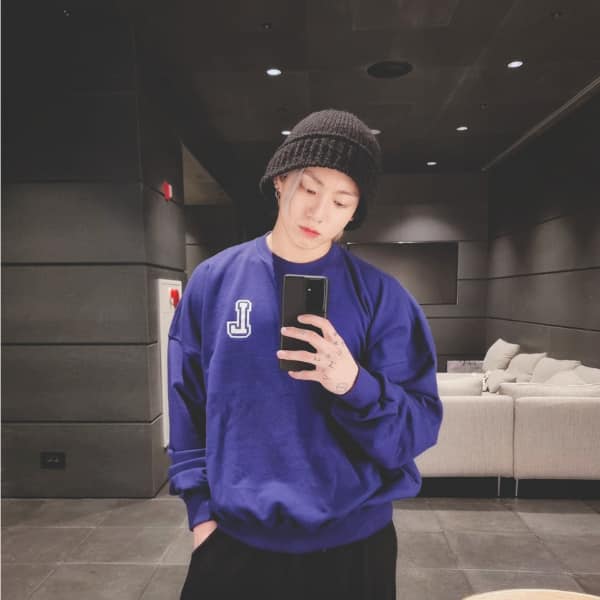 BTS's Jungkook drops a mirror selfie with a heartwarming message