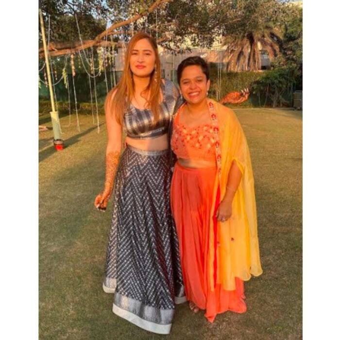 दोस्तों ने खूब बढ़ाई मेहंदी की रात की शाम