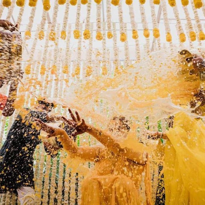 पीले फूलों से सजा था मंडप