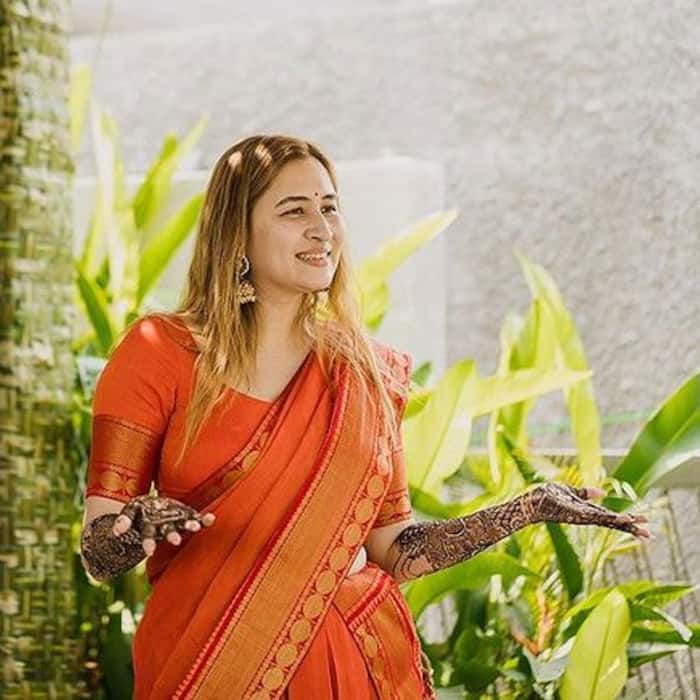 मेहंदी लगाकर शरमाती दिखी होने वाली दुल्हन