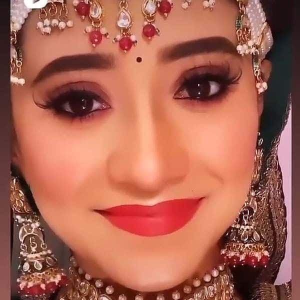 नजरों से खेल खेलती दिखीं शिवांगी जोशी (Shivangi Joshi)