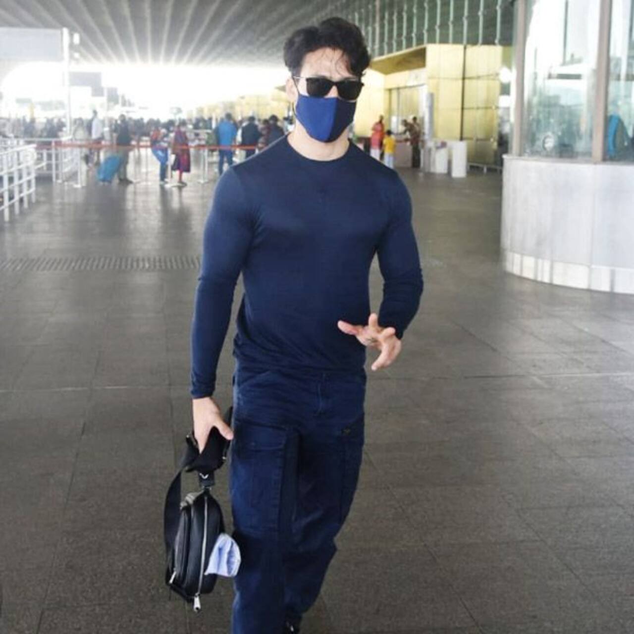 Disha Patani and Tiger Shroff snapped at the airport as they leave for ...