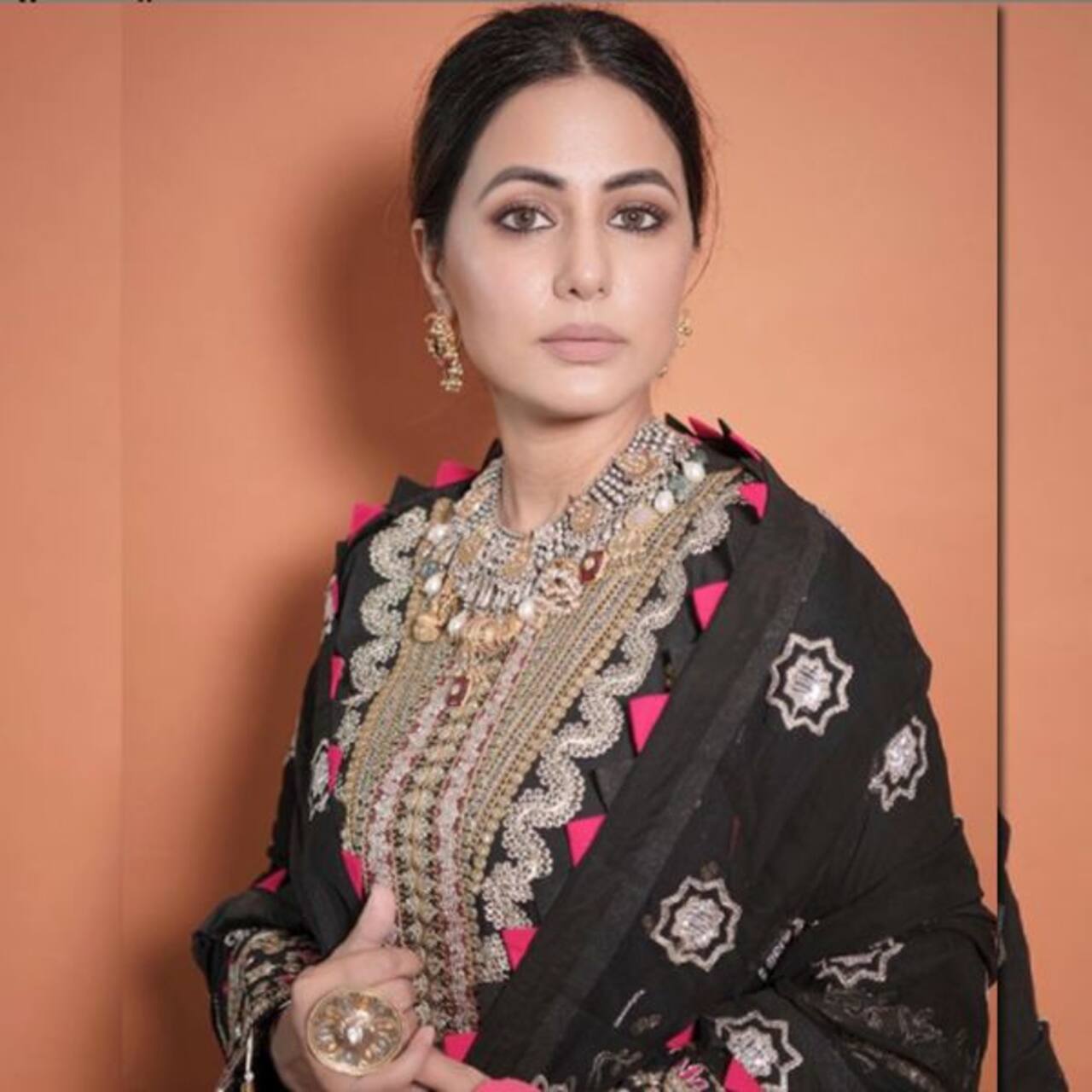 Hina Khan looks drop-dead gorgeous in this black traditional outfit ...