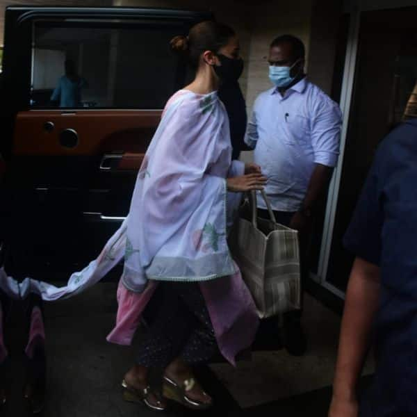 Ranbir Kapoor And Alia Bhatt Seen At Neetu Kapoor’s House On Rishi ...