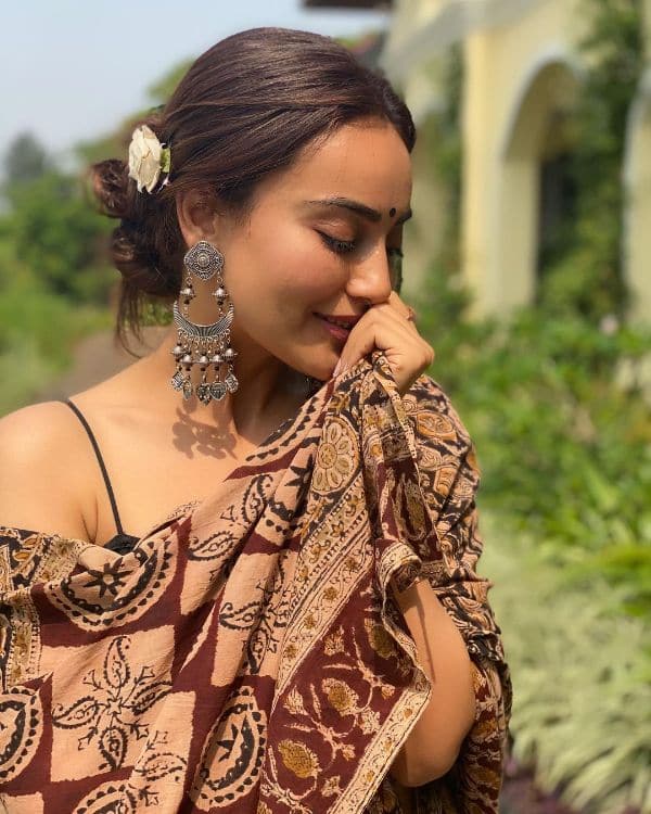 Surbhi Jyoti looks straight out of a painting in these delightful pics