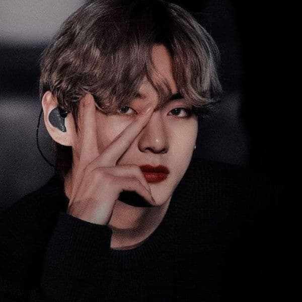 BTS V is starting the next viral trend in Korea with this signature pose |  ARMY's Amino