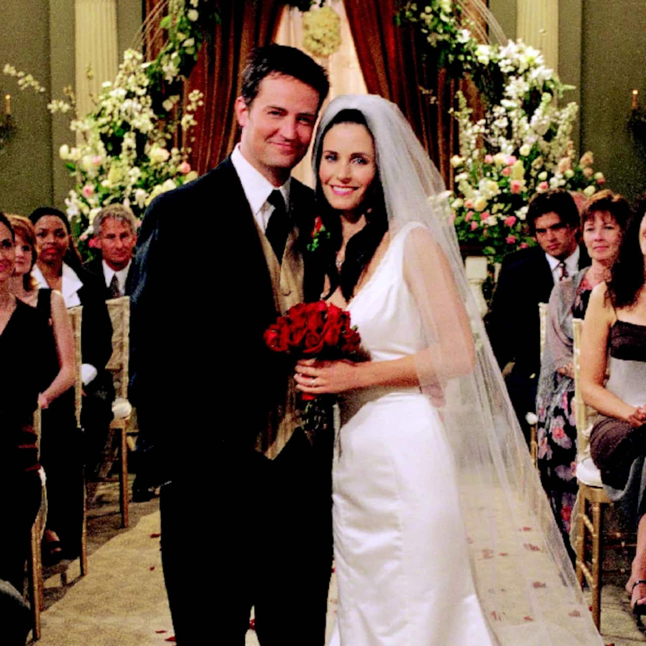 FRIENDS star Matthew Perry aka Chandler and Courteney Cox aka Monica ...