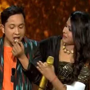 Indian Idol 12: Arunita Kanjilal ने सबके सामने Pawandeep Rajan के मुंह पर पोत दिया केक (VIDEO)