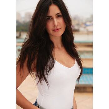 Katrina Kaif in top giallo