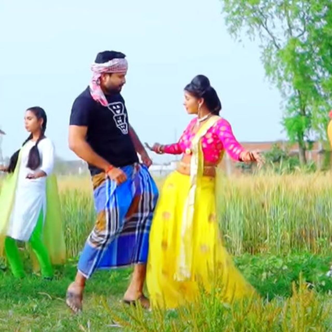 Purbi Bayriya Song: खेतों में लुंगी पहन डांस करते दिखे Ritesh Pandey, यूट्यूब पर वीडियो हुआ ट्रेंड