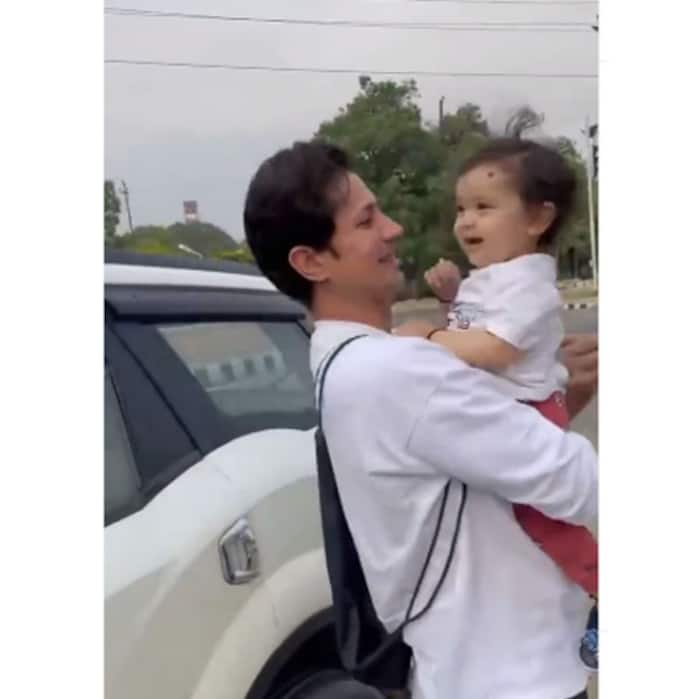 पापा के साथ खेलता दिखा वेद (Ved)