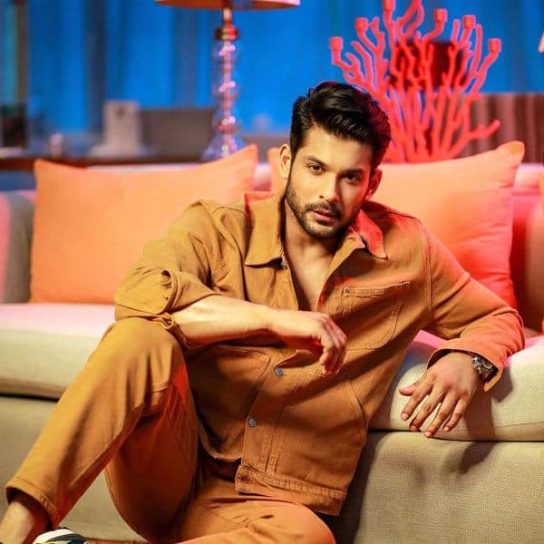 Sidharth Shukla gets caught in the MIDDLE of online toxicity; urges fans, 'Please DO NOT REPEAT, let's be dignified' Sidharth Shukla gets caught in the MIDDLE of online toxicity; urges fans, 'Please DO NOT REPEAT, let's be dignified'