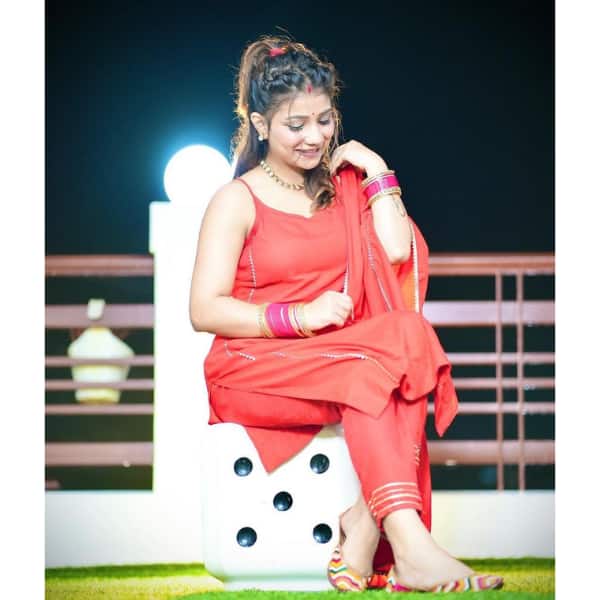 ❤️ ਸਰਦਾਰਨੀ's ਟੋਹਰ ❤️ on Instagram: “Ff♻️⤵ @tohrified_mutiyarz ❣️  @tohrified_mutiyarz ❣️ ✓Commen… | Girl photography poses, Girl photo poses,  Designer dresses indian