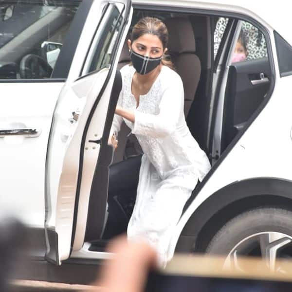 भागते-भागते पहुंची निक्की तंबोली (Nikki Tamboli)